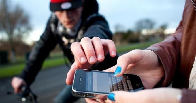 Ruba uno smartphone poi ricatta la proprietaria: “Te lo ridò se mi paghi”