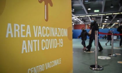 Quarta dose vaccino over 60: Lombardia pronta a riaprire gli hub