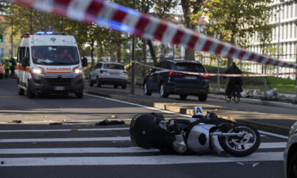 Incidente in via Maffeo Bagarotti: 22enne cade dalla moto e muore