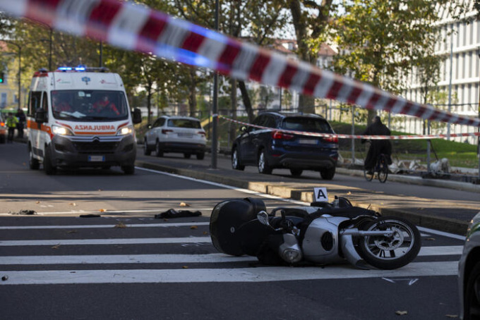 Incidente in via Maffeo Bagarotti: 22enne cade dalla moto e muore