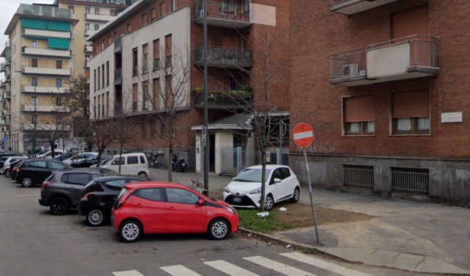 Usava i figli (due bimbi) come “pali” per rubare indisturbata negli appartamenti di Milano