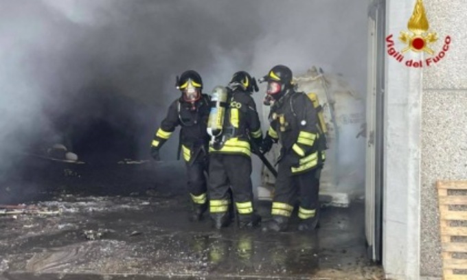 Ditta chimica in fiamme alle porte di Milano, i sindaci: “Chiudete le finestre”