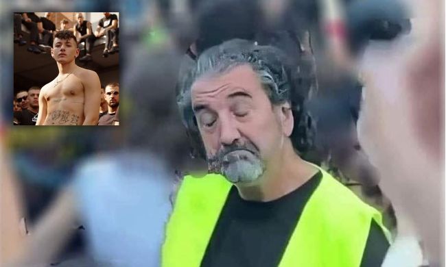 Il disappunto dello steward al concerto mentre canta il rapper di Rozzano