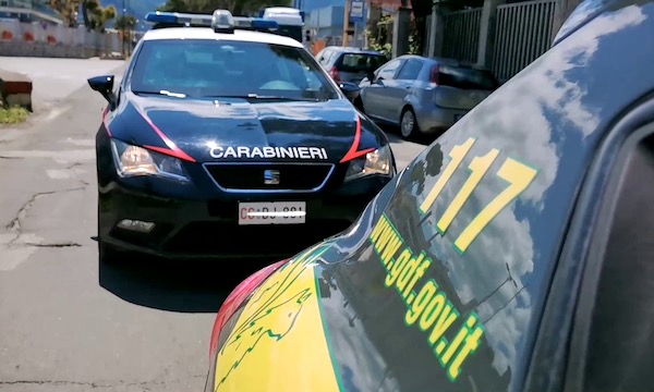 Arricchivano canapa light illegalmente in un capannone bruciato: 5 misure cautelari