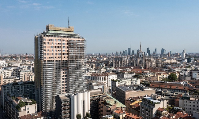 Torre Velasca, via i ponteggi: ecco la ‘nuova’ facciata