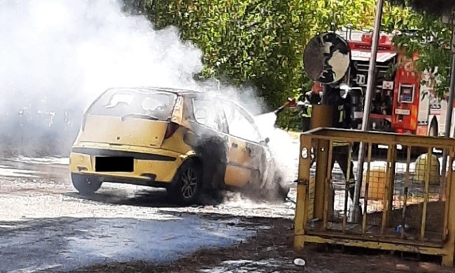 Auto in fiamme mentre consegna le pizze alle porte di Milano: intervengono i Vigili del Fuoco