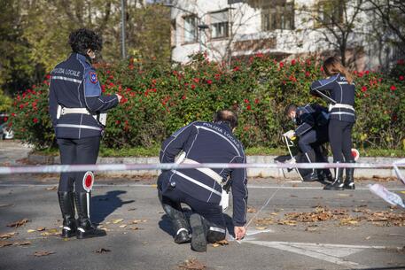 Pirata della strada fa cadere a terra due ragazzi in scooter e scappa