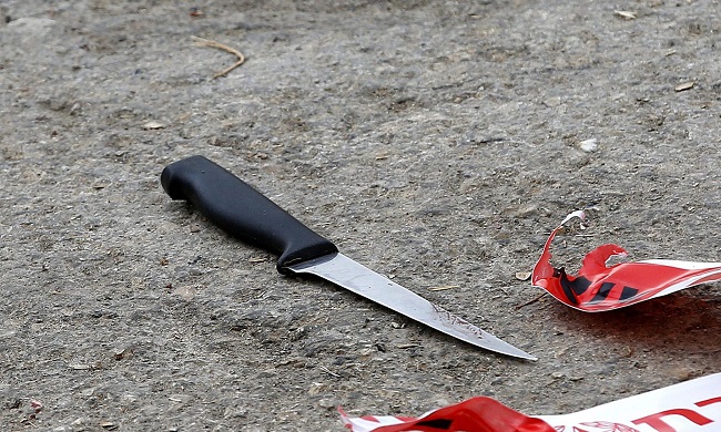 Accoltellato al volto nella notte a Milano: 30enne in codice rosso