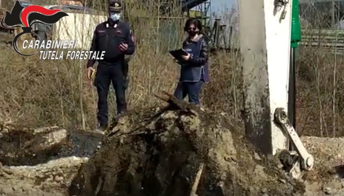 Cava milanese per l’estrazione di sabbia usata per interrare un milione e mezzo di tonnellate di rifiuti