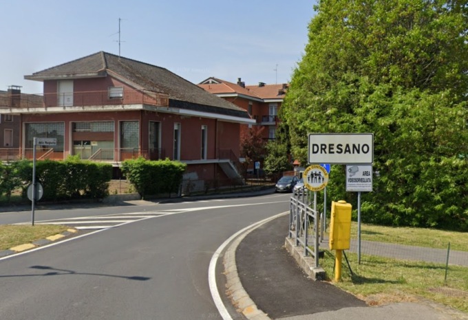 I genitori lasciano il cane in casa per andare al mare: la figlia lo trova strangolato con delle fascette