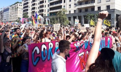 Prende il via il Pride 2022 a Milano: il corteo sfila per le vie del centro