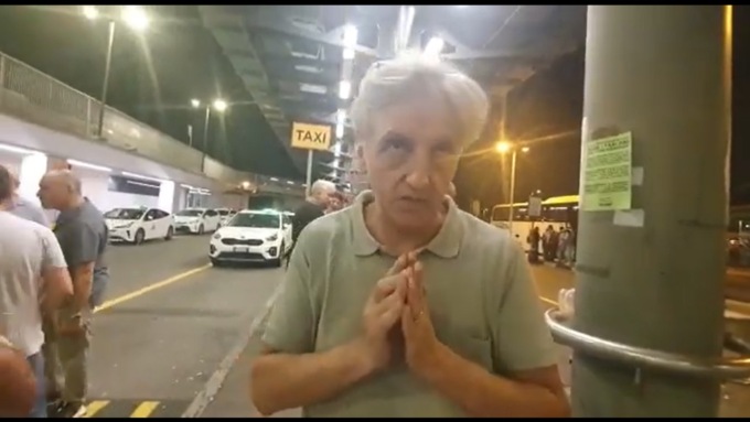 Protesta taxi a Milano: la città si sveglia (ancora) senza auto bianche e sale la tensione