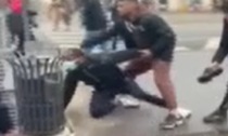 La violenza del branco nel video shock: ecco le immagini dei pestaggi e delle rapine