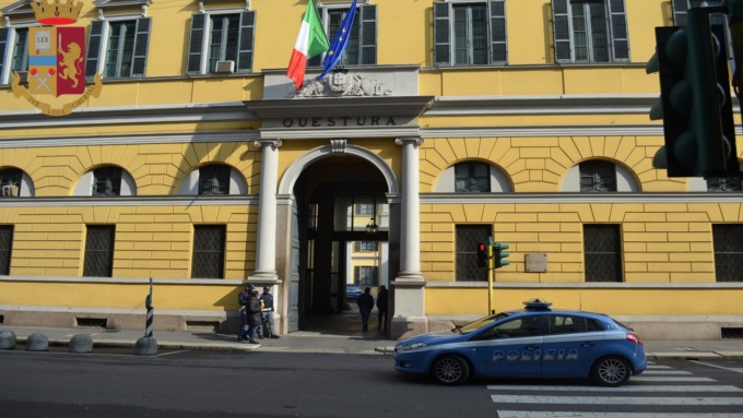 Lascia la figlia di 18 mesi da sola per sei giorni: quando torna a casa la trova morta