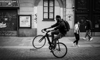 Bici rubate a Milano, stop razzie: i furti si combattono con adesivi e punzonature