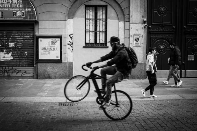 Bici rubate a Milano, stop razzie: i furti si combattono con adesivi e punzonature