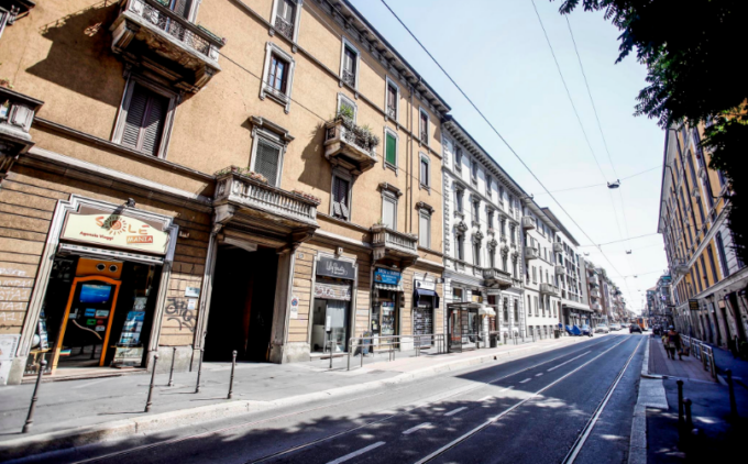 Via Meda, ciclista pirata travolge una donna sul marciapiede e poi scappa