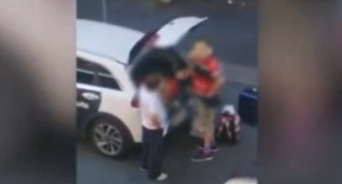 Turisti chiedono di pagare col pos: tassista li insulta e distrugge i souvenir
