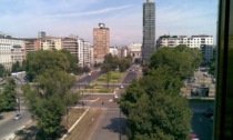 Giovane ragazza accoltellata al petto in piazza della Repubblica