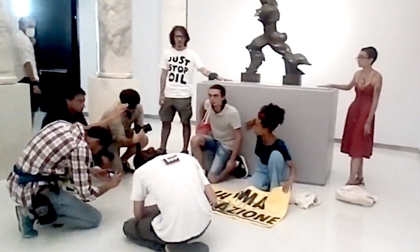 Protesta per l’ambiente: attivisti si incollano alla scultura di Boccioni