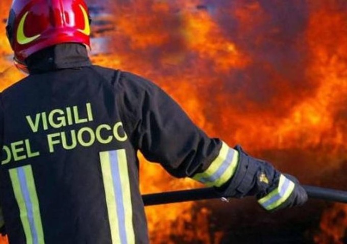 Gorgonzola, corto circuito di un’abat jour: 88enne muore intossicato tra le fiamme