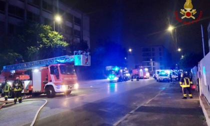 La puzza di bruciato della notte scorsa ha un "colpevole": incendio negli ex Studios di Milano