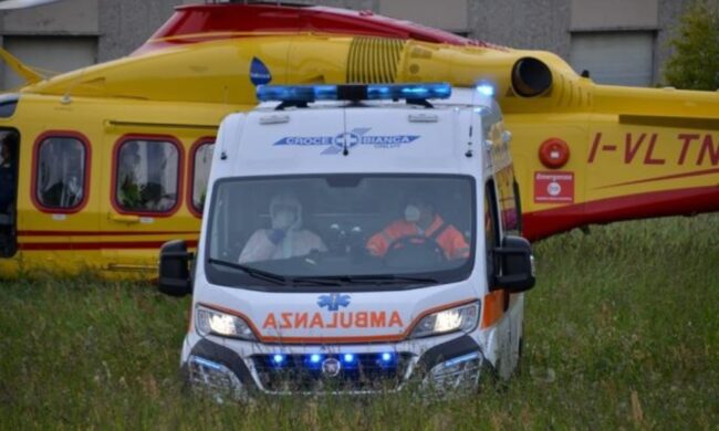 Impianto frenante fuori uso, l’auto finisce nella scarpata: la moglie muore sotto gli occhi del marito