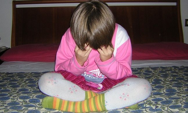 30enne si finge 14enne e adesca su WhatsApp 26 bambine