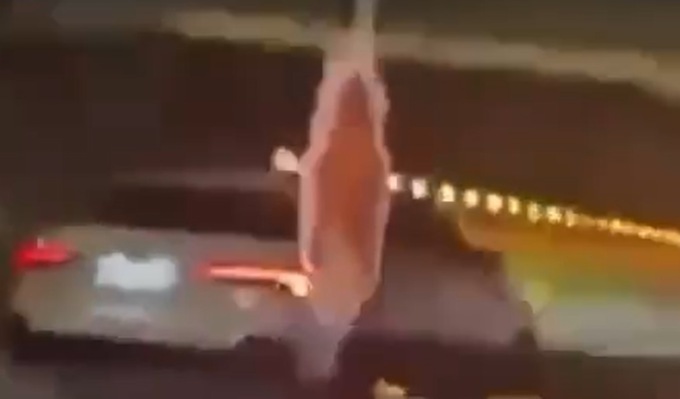 Si filma mentre percorre a folle velocità la Ss36 ma si schianta in diretta tra Cinisello e Monza