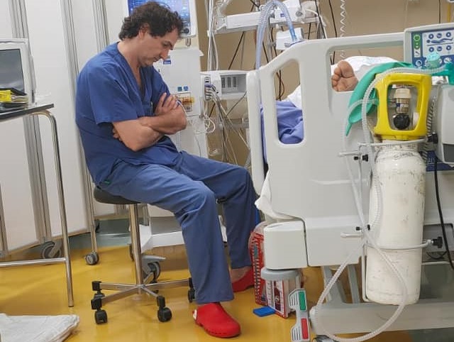 Salva la vita a un paziente con un intervento di nove ore al cuore e poi lo veglia in terapia intensiva