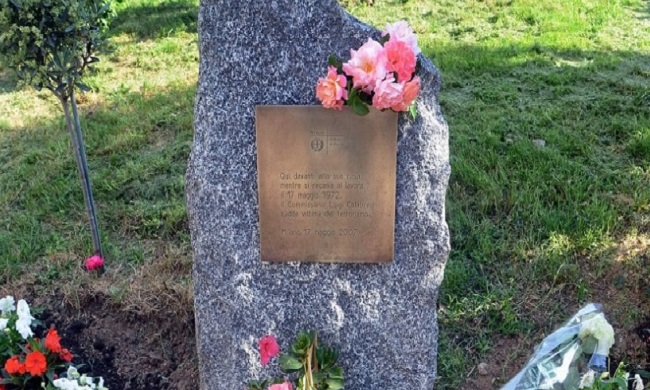 A Milano trovata testa di maiale vicino a stele in memoria di Calabresi