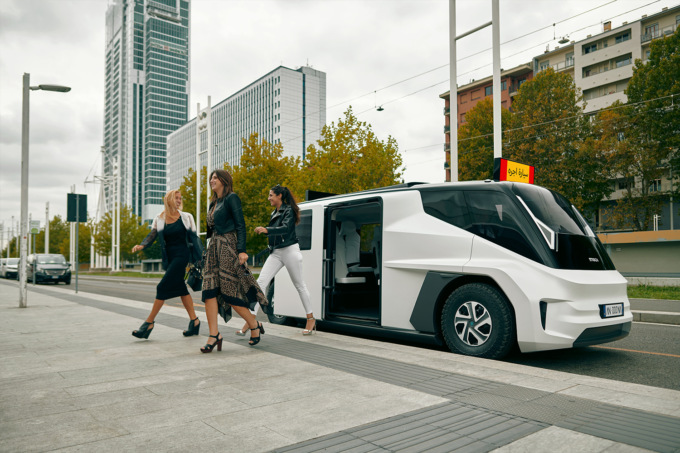 Arriva il taxi del futuro: porta fino a 7 passeggeri, è elettrico e “parla” italiano