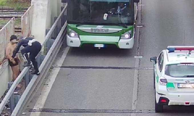 Uomo nudo in mezzo al traffico: le telecamere della Polizia Locale lo mettono in salvo
