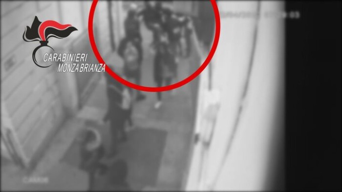 Rapine e botte sui treni della Brianza, 4 minori in carcere