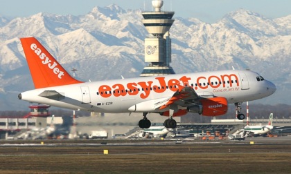 Un fulmine colpisce l'aereo in volo diretto a Napoli: atterraggio d'emergenza a Bari