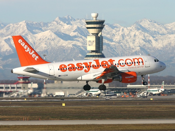 Un fulmine colpisce l’aereo in volo diretto a Napoli: atterraggio d’emergenza a Bari