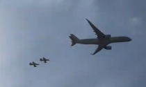 Un aereo di linea e due caccia a bassa quota nei cieli lombardi