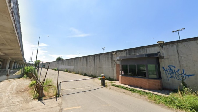 Giovane agente di Polizia si è sparato con la pistola d’ordinanza nell’ufficio immigrazione del Centro per il rimpatrio