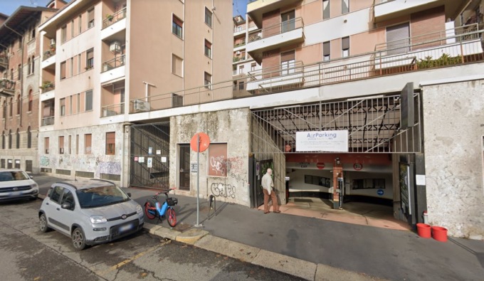 19enne ruba carte di credito a una ragazza e scappa: nella fuga precipita da un parcheggio multipiano