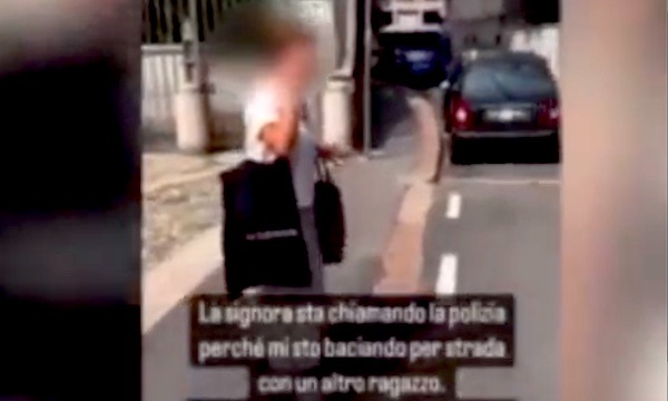 “Venite subito, sono sotto casa mia”: coppia gay si bacia e una donna chiama la polizia