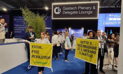 Protesta Greenpeace al salone Gastech in Fiera: "È inferno climatico"