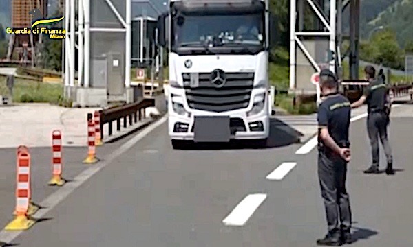 Maxi frode fiscale, 260 milioni di euro di Iva non pagata. Coinvolte anche Auchan e Gs