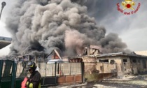 Il video con le riprese dall'elicottero dei Vigili del Fuoco dello spaventoso incendio all'azienda chimica di san Giuliano