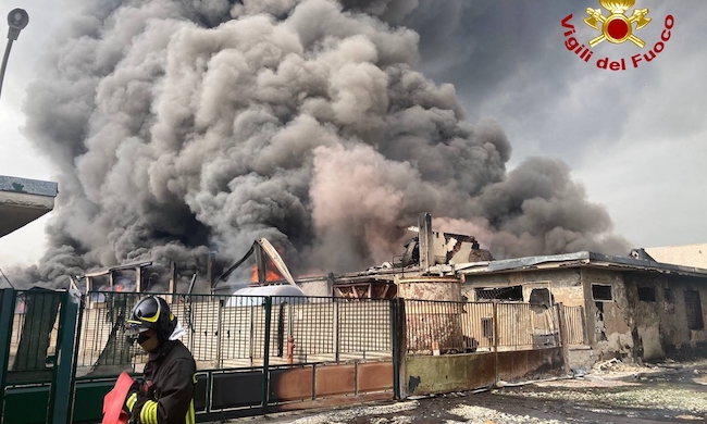 Il video con le riprese dall’elicottero dei Vigili del Fuoco dello spaventoso incendio all’azienda chimica di san Giuliano