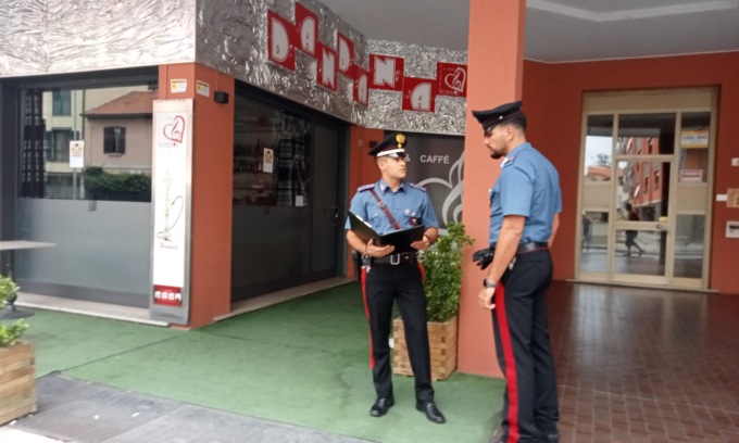 Si oppongono alla chiusura del bar e aggrediscono uno dei soci: 50enne in fin di vita