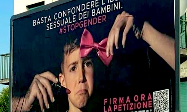 Cartellone pubblicitario “Stopgender” affisso sulla strada: “E’ fuorilegge, toglietelo”