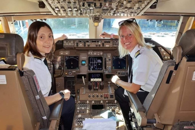 Equipaggio femminile per un Boeing 747: è la prima volta nella storia dell’aviazione civile italiana