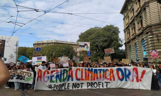 Il corteo di ‘Fridays for Future’: studenti in piazza per la giustizia climatica