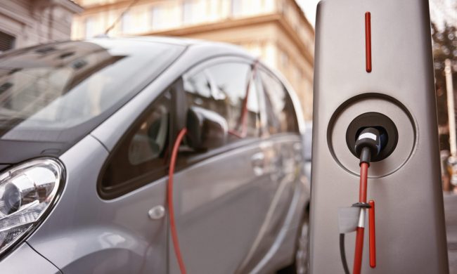Comprare un’auto elettrica: ecco come avere il contributo a fondo perduto da 9mila e 12mila euro