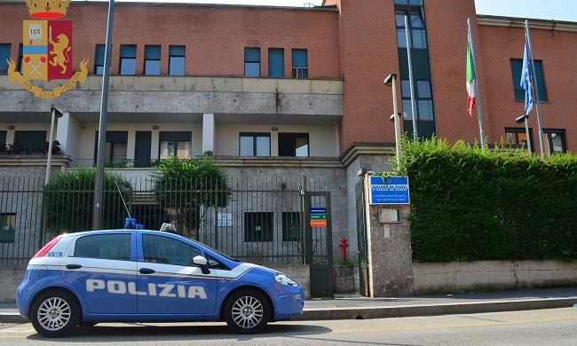 Quarto Oggiaro, in commissariato con documenti contraffatti chiedono permesso soggiorno